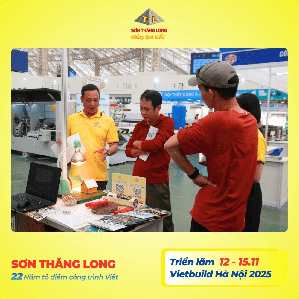 Nhân viên Sơn Thăng Long giới thiệu sản phẩm Sơn Chống Nóng và tư vấn kỹ thuật cho khách tham quan