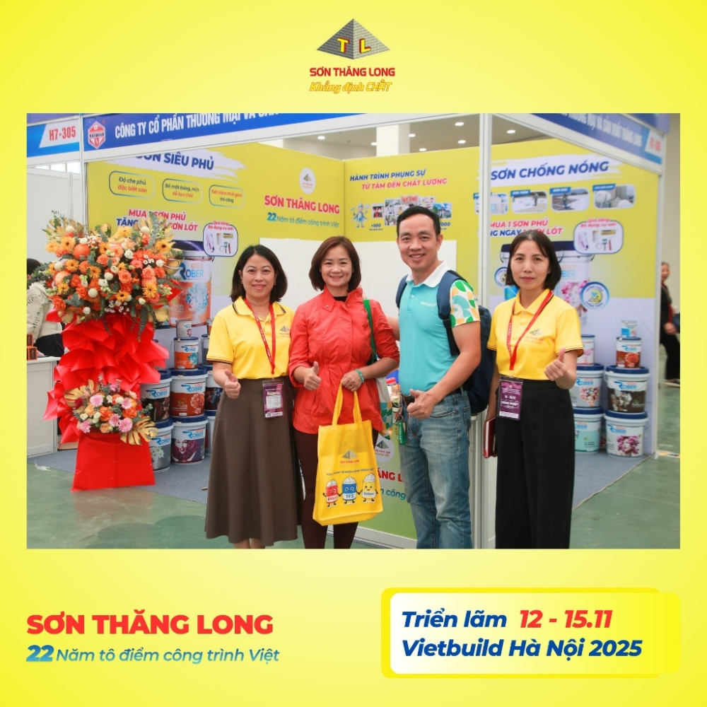 Khách hàng và đội ngũ tư vấn Sơn Thăng Long tại khu vực Sơn Siêu Phủ Vietbuild 2025