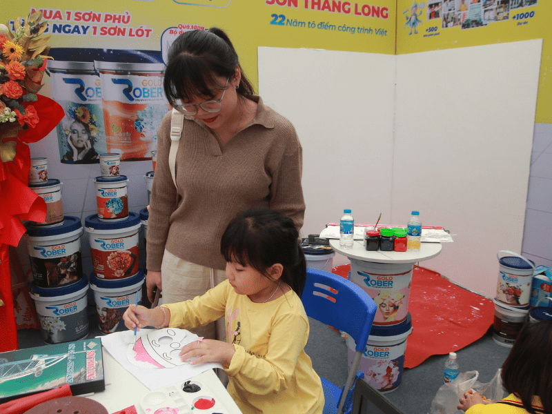 Trải nghiệm sản phẩm tại gian hàng Sơn Thăng Long tại Vietbuild Hà Nội.