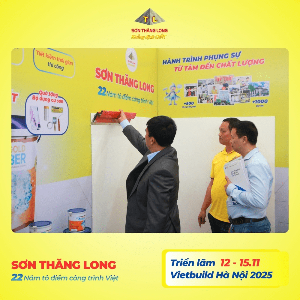 Khách hàng trải nghiệm và kiểm chứng chất lượng sơn tại khu vực thử nghiệm Sơn Thăng Long Vietbuild 2025