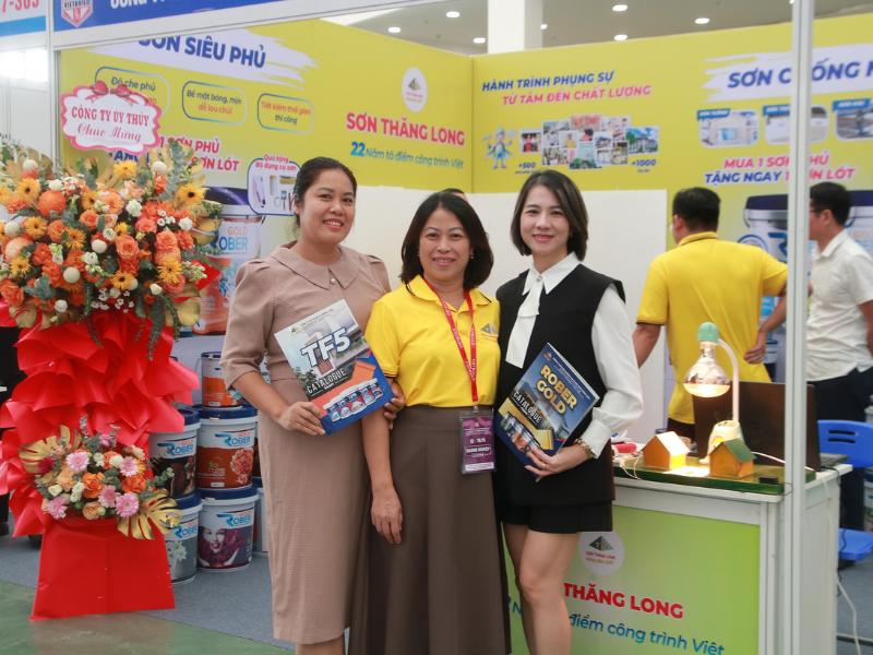 Khách hàng quan tâm các sản phẩm sơn Sơn Thăng Long tại Vietbuild Hà Nội.