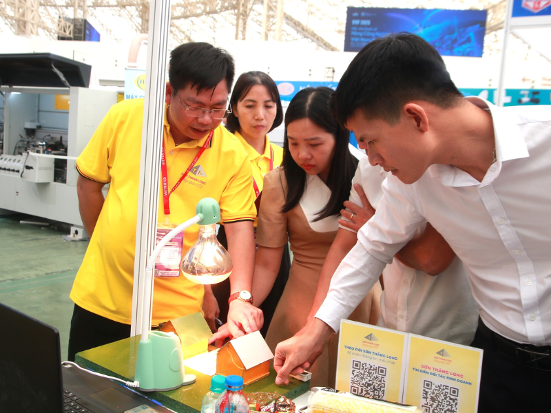 Chuyên gia Sơn Thăng Long tại Vietbuild Hà Nội tư vấn kỹ thuật sơn.