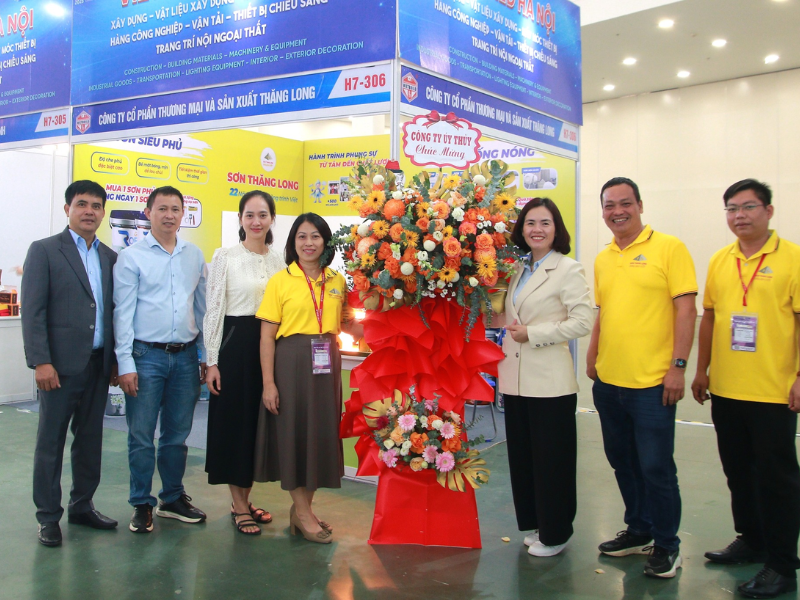 Hình ảnh khai mạc gian hàng Sơn Thăng Long tại Vietbuild Hà Nội.