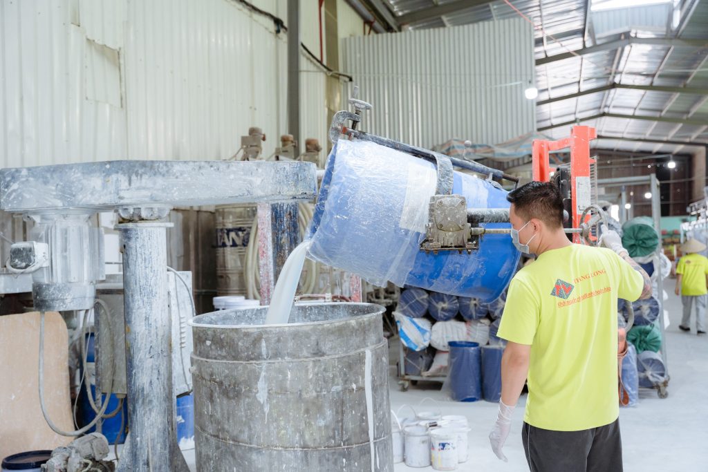 Tuyển dụng Sơn Thăng Long: Công nhân đang vận hành máy móc tại nhà máy sơn