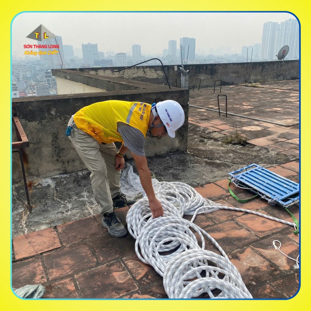 Chuẩn bị thiết bị an toàn cho dự án Sơn cải tạo ngoại thất 196 Thái Thịnh