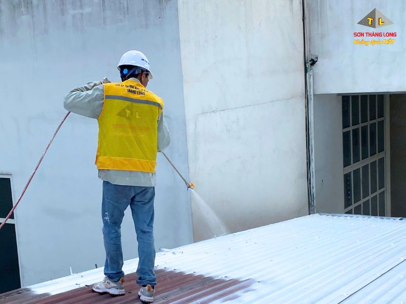 Sơn chống nóng Rober Gold - Giải pháp giảm nhiệt công trình 1 son chong nong tren mai ton