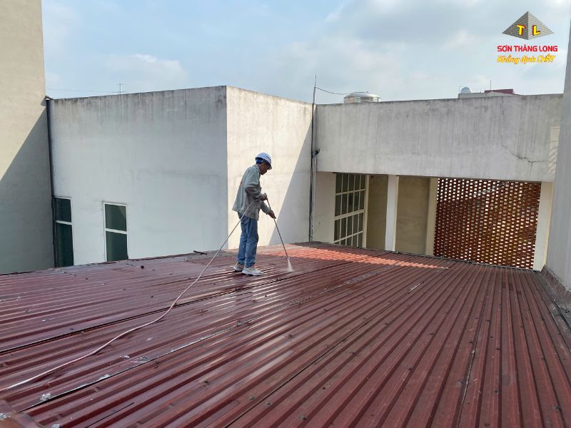 Sơn chống nóng Rober Gold - Giải pháp giảm nhiệt công trình 13 ve sinh mai ton truoc khi son chong nong
