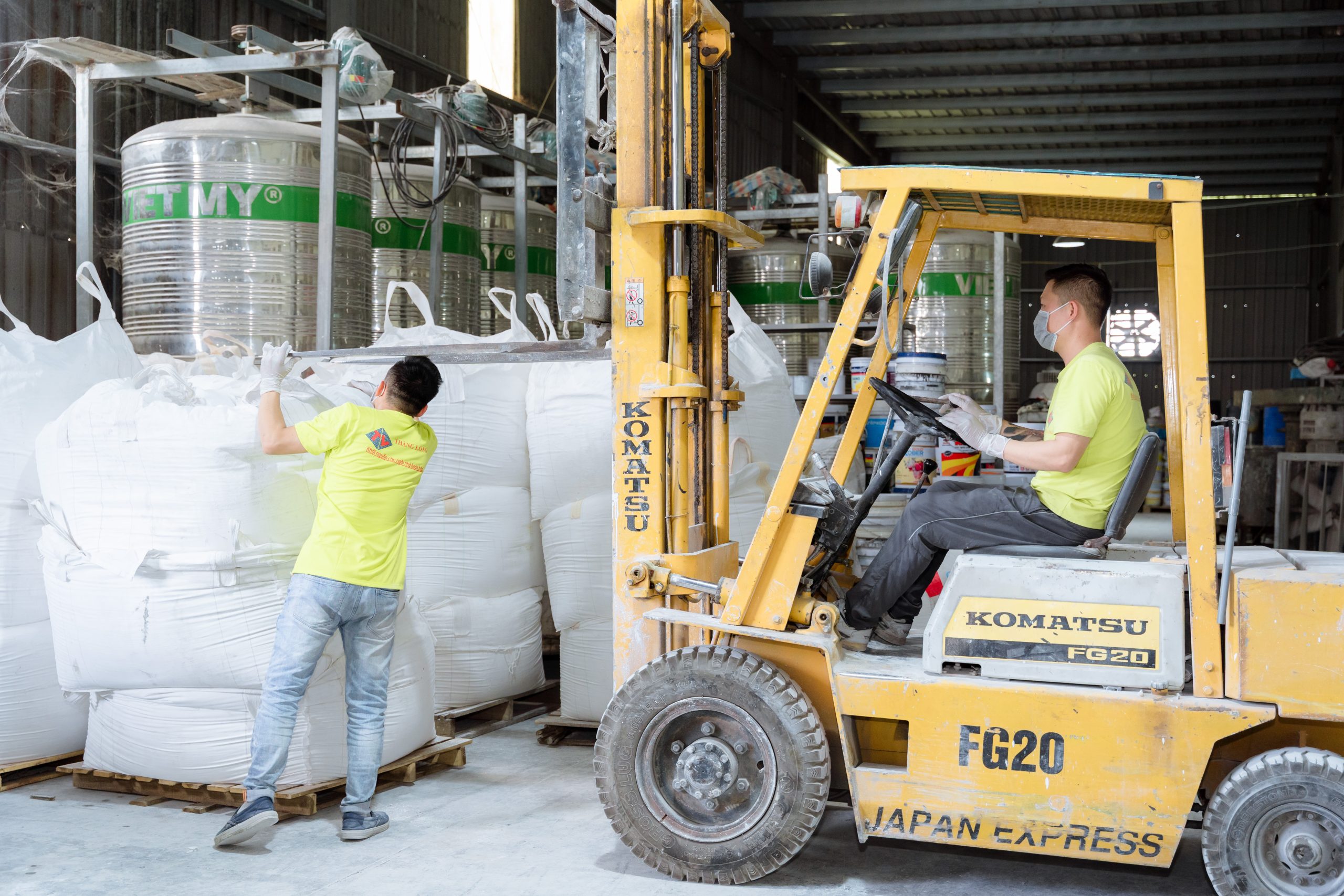 cong nhan san xuat son thang long scaled