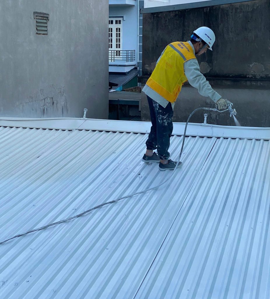 Sơn chống nóng: hạ nhiệt 5 - 25 độ bề mặt, tiết kiệm điện mùa nắng nóng 11 Kỹ thuật viên thi công sơn chống nóng