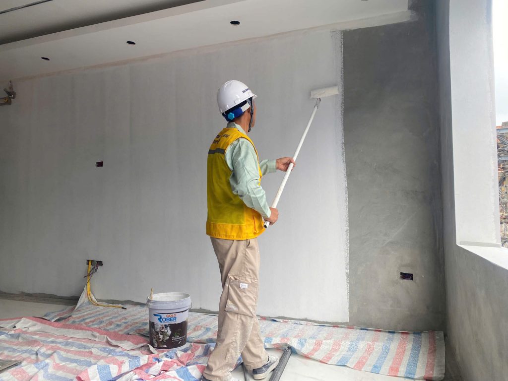 Sơn Tường Bị Nổi Bọt Khí: Nguyên Nhân Và Cách Khắc Phục Dứt Điểm 4 Thi công lăn sơn theo quy chuẩn